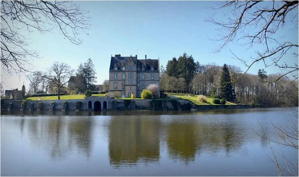 découvrez les lacs et rivières enchanteurs de châteaubriant, une destination idéale pour les amoureux de la nature et les passionnés d'activités en plein air. explorez des paysages pittoresques, profitez de balades relaxantes et plongez dans la beauté des cours d'eau de cette charmante région.
