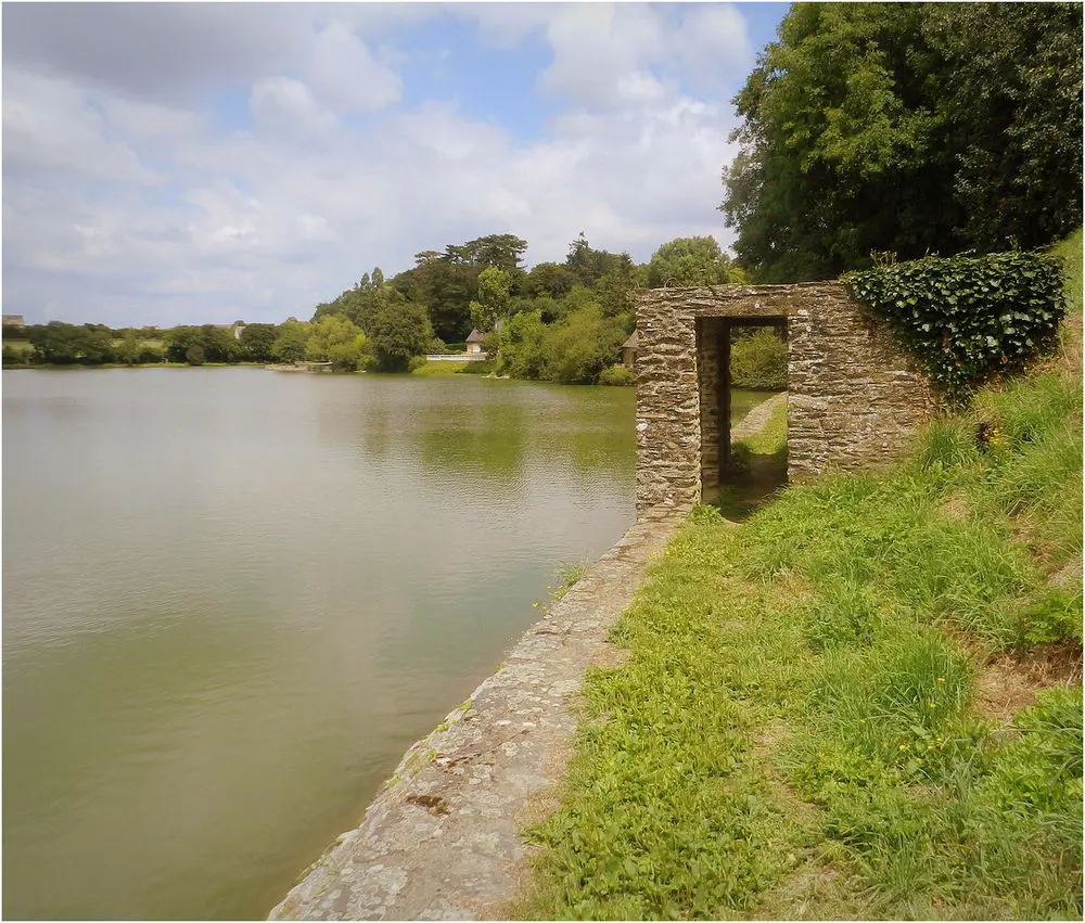 découvrez la beauté des lacs et rivières autour de châteaubriant. explorez des paysages naturels époustouflants, profitez d'activités nautiques et laissez-vous séduire par la tranquillité de ces lieux enchanteurs. idéal pour les amoureux de la nature et les aventuriers en quête de dépaysement.